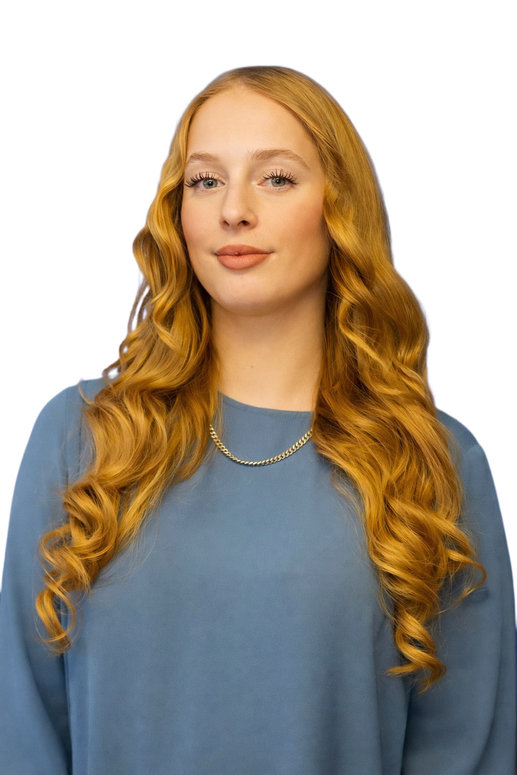 Snygg överkroppsbild på blåögd blondhårig tjej med långt lockigt hår som halvler med stängd mun och blå blus.